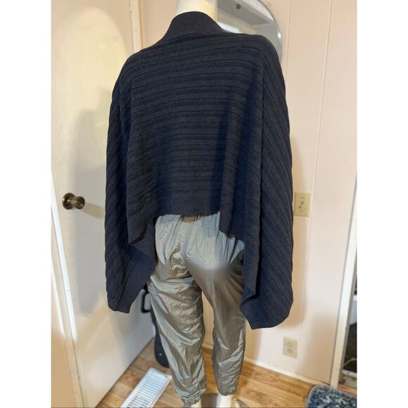 Lululemon Forward Flow Poncho in Heathered Black OS - Picture 7 of 8